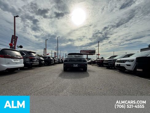 Used 2022 Porsche Macan AWD/4WD image 6