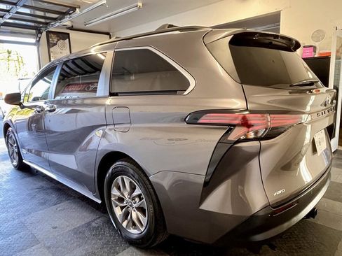 Used 2021 Toyota Sienna XLE image 6