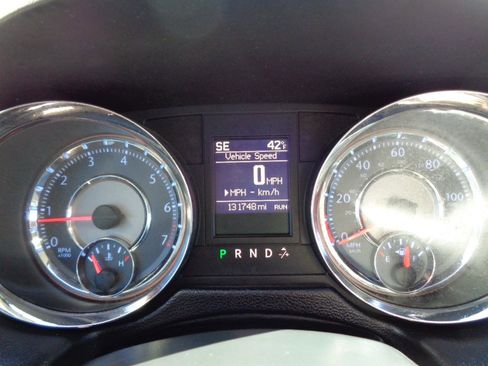 Used 2016 Chrysler Town & Country Touring-L image 44