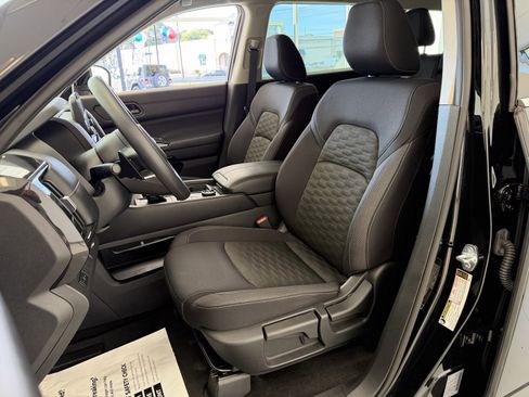 Used 2024 Nissan Pathfinder S image 33