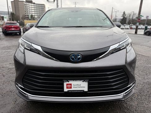 Certified 2023 Toyota Sienna XLE image 3