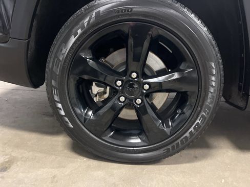 Used 2023 Jeep Grand Cherokee L Laredo image 13