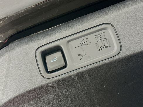 Used 2024 Ford Expedition XLT image 32