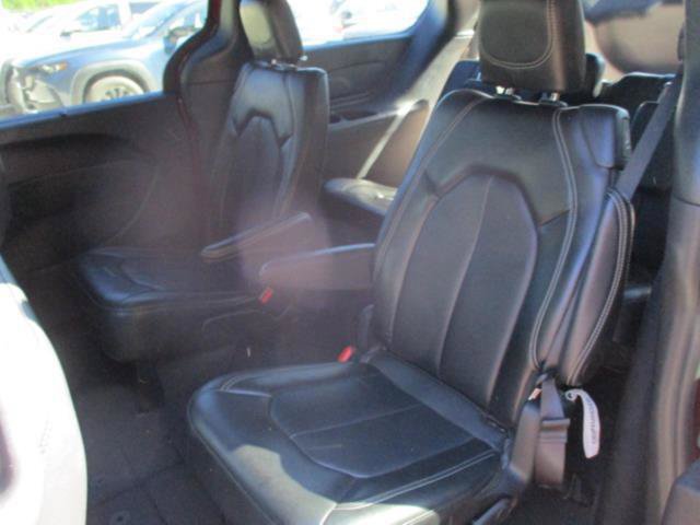 Certified 2025 Chrysler Pacifica Select FWD image 5