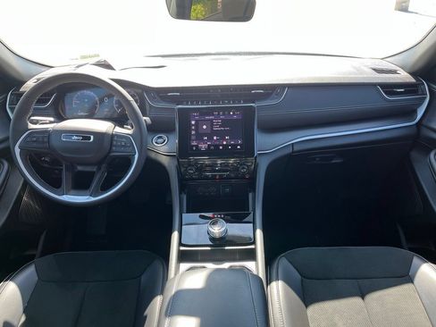 Used 2025 Jeep Grand Cherokee L Laredo RWD image 10