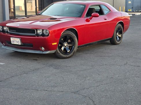 Used 2009 Dodge Challenger SE RWD image 3