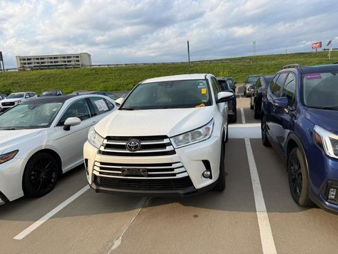 Used 2019 Toyota Highlander Plus AWD/4WD image 5