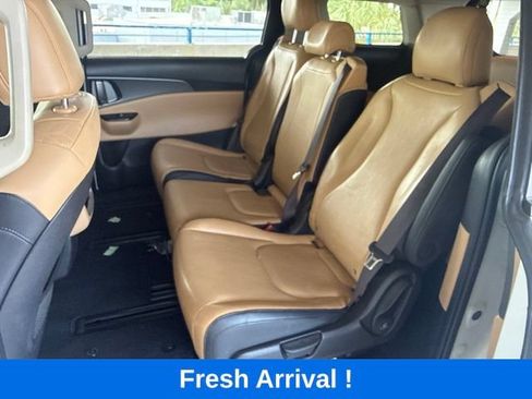 Used 2024 Kia Carnival LX FWD image 3