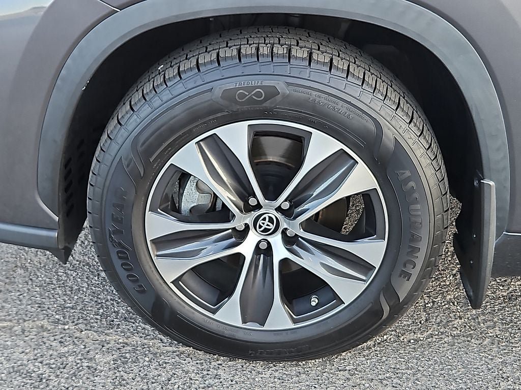 Used 2022 Toyota Highlander XLE FWD image 13