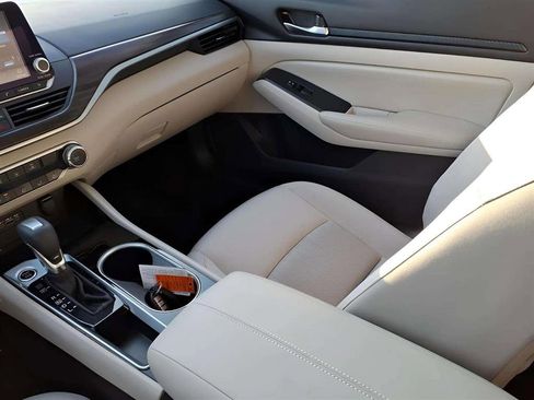 Used 2024 Nissan Altima 2.5 SV image 12