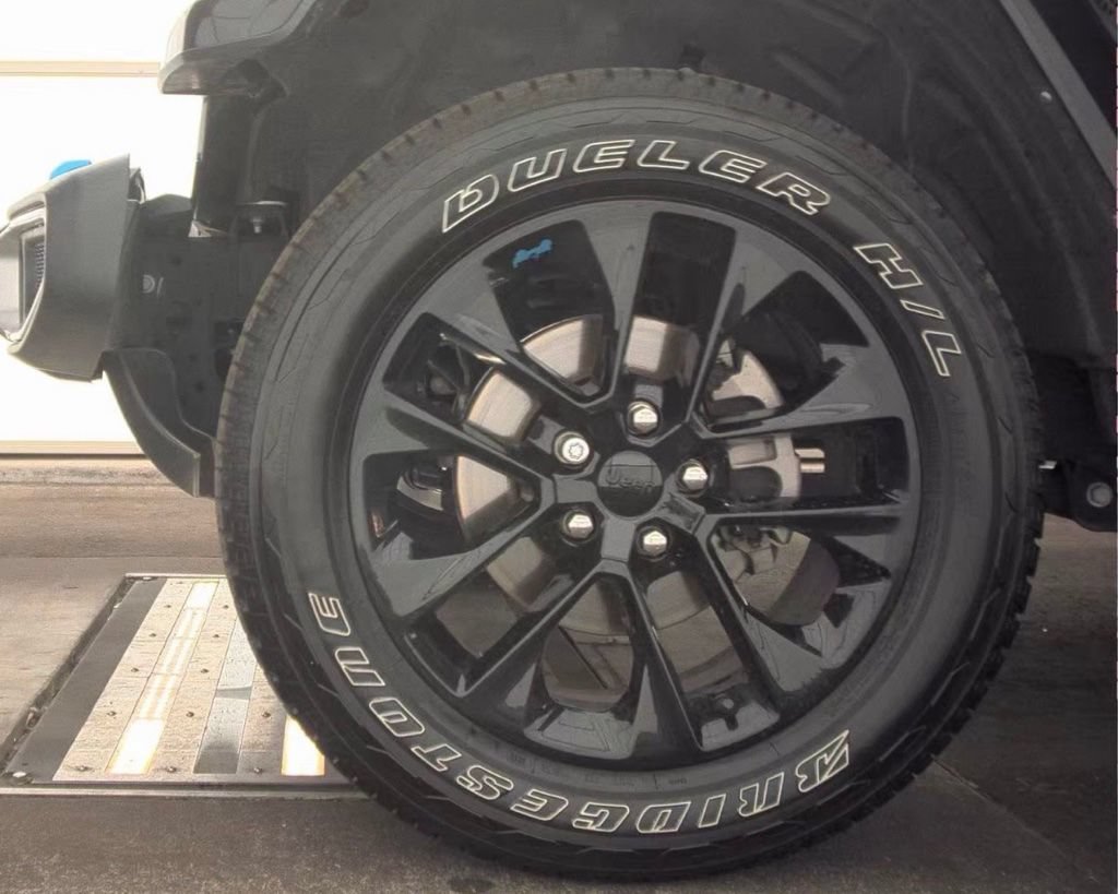 Used 2022 Jeep Wrangler Unlimited Sahara AWD/4WD image 2