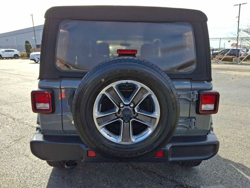 Used 2018 Jeep Wrangler Unlimited Sahara image 6