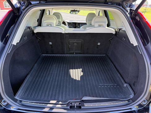 Used 2018 Volvo XC60 T5 Momentum w/ Vision Package AWD/4WD image 9