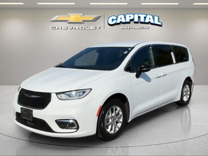 Used 2025 Chrysler Pacifica Select