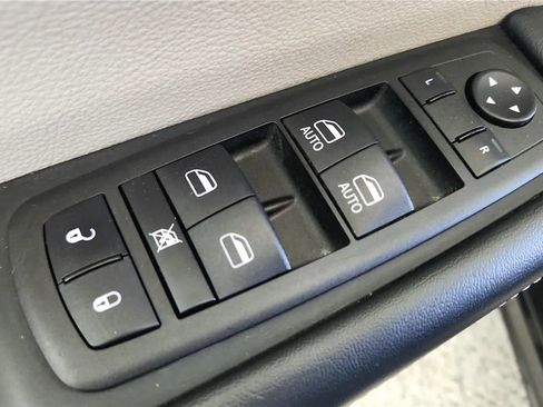 Used 2023 Chrysler Pacifica Touring-L FWD image 30