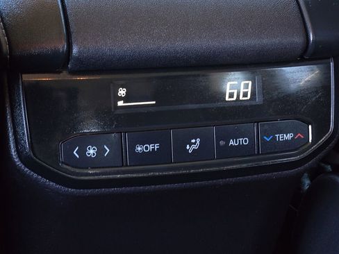 Used 2023 Toyota Highlander XLE image 12