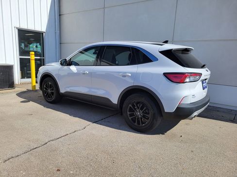 Used 2020 Ford Escape SE image 3