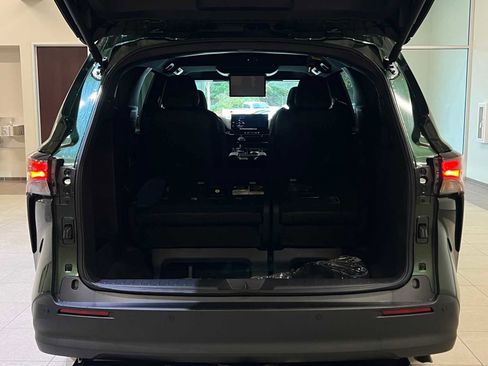 Certified 2025 Toyota Sienna XLE Woodland Edition image 30