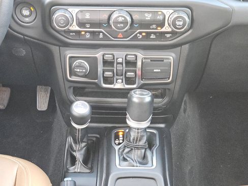 Used 2021 Jeep Wrangler Unlimited Sahara AWD/4WD image 18