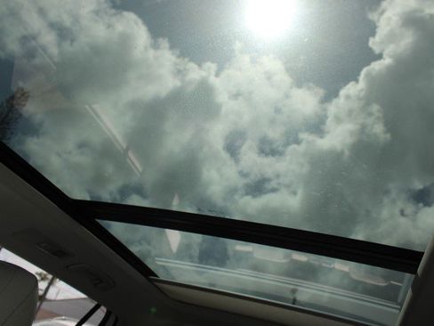 Used 2018 Volkswagen Tiguan SE w/ Panoramic Sunroof Package image 13