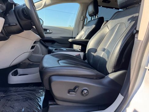 Used 2024 Chrysler Pacifica Touring-L FWD image 6