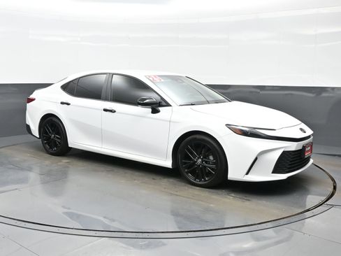 Used 2025 Toyota Camry LE w/ Convenience Package image 8