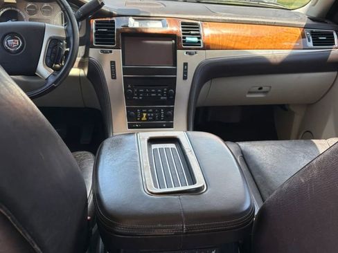 Used 2014 Cadillac Escalade Platinum RWD image 9