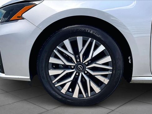 Used 2024 Nissan Altima 2.5 SV image 10