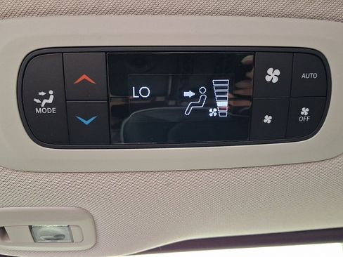 Used 2023 Chrysler Pacifica Limited FWD image 12