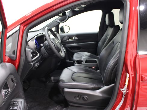 Used 2025 Chrysler Pacifica Select FWD image 3