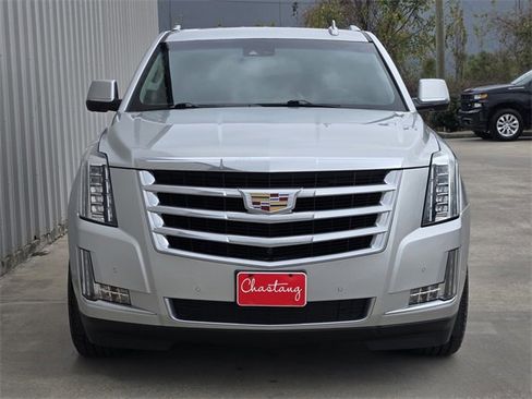 Used 2017 Cadillac Escalade Luxury image 2