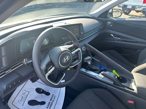Used 2025 Hyundai Elantra SE image 12