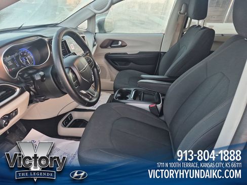 Used 2019 Chrysler Pacifica Touring Plus w/ Tire & Wheel Group FWD image 9