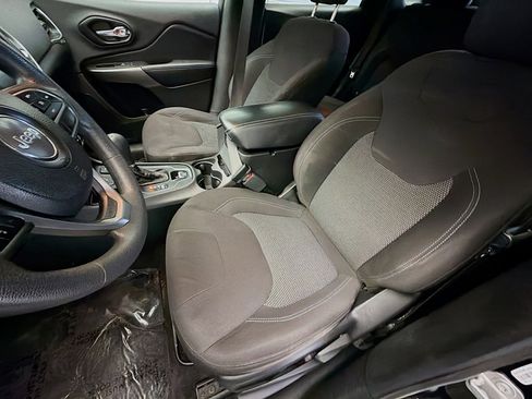 Used 2019 Jeep Cherokee Latitude w/ Popular Appearance Group image 11