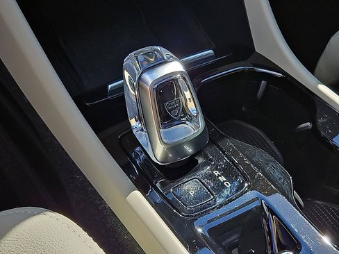 Used 2025 Volvo XC40 B5 Ultra w/ Climate Package image 15