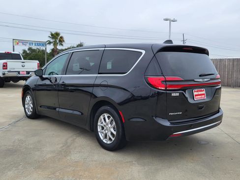 Used 2025 Chrysler Pacifica Select image 3
