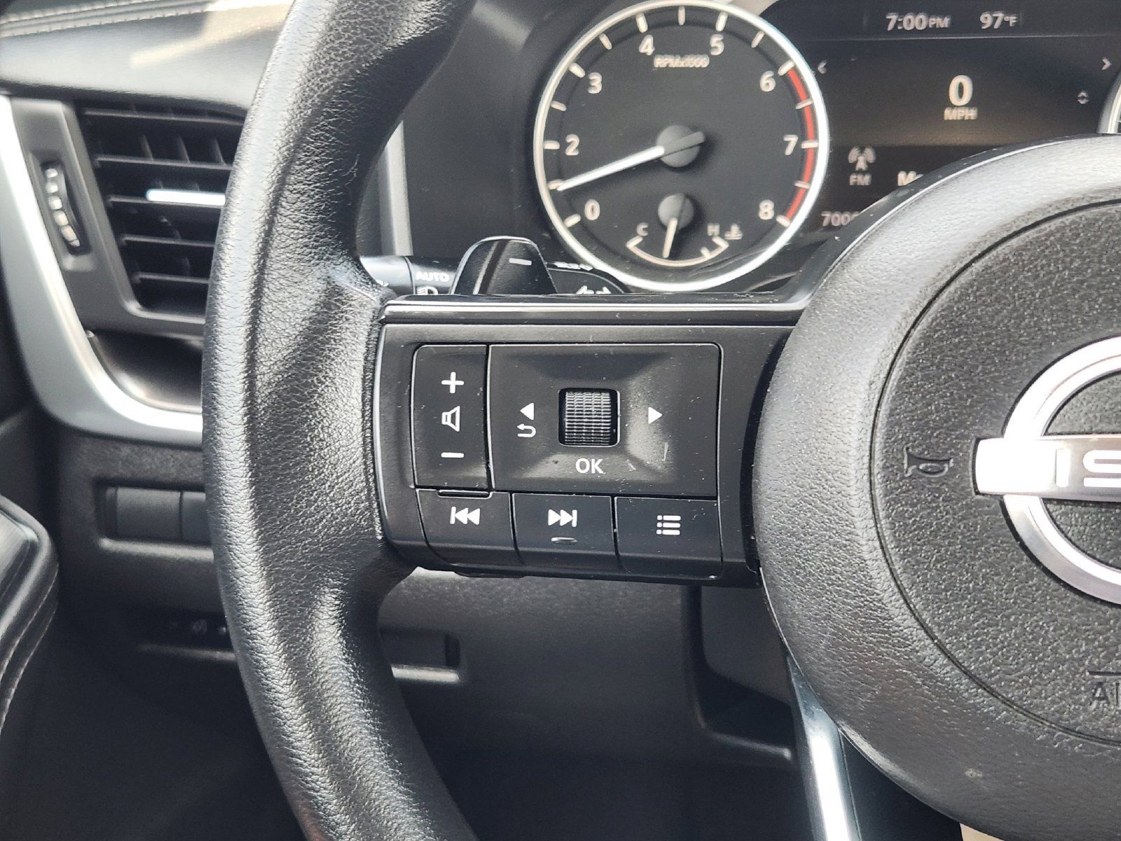 Used 2024 Nissan Rogue SV FWD image 28