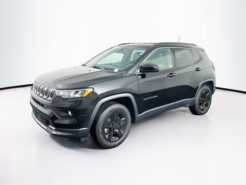 Used 2023 Jeep Compass Latitude image 3