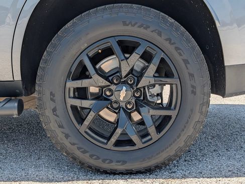 Used 2022 Chevrolet Tahoe Z71 w/ Z71 Off-Road Package AWD/4WD image 28