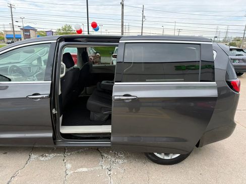 Used 2019 Chrysler Pacifica Touring Plus w/ Tire & Wheel Group FWD image 21