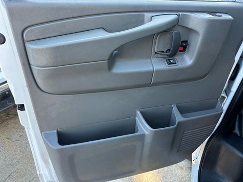 Used 2015 Chevrolet Express 3500 RWD image 18