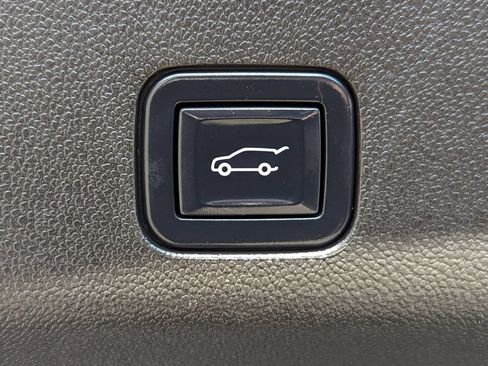 Used 2022 Cadillac Escalade Premium Luxury RWD image 49