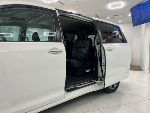 Used 2019 Toyota Sienna SE Premium w/ Carpet Mat Package image 17
