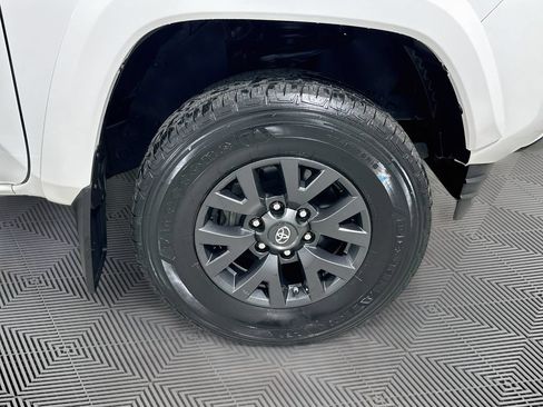 Certified 2020 Toyota Tacoma SR5 AWD/4WD image 18