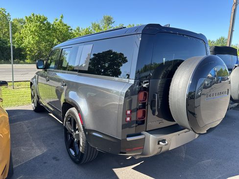 Used 2023 Land Rover Defender 130 X-Dynamic SE AWD/4WD image 4