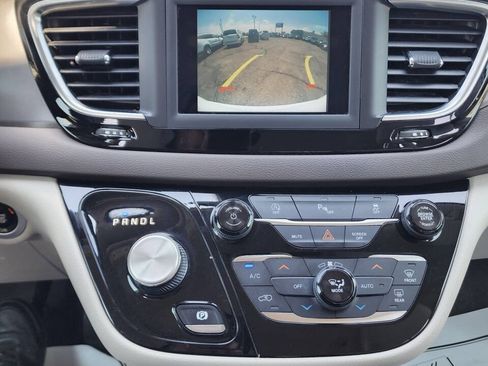 Used 2019 Chrysler Pacifica Touring-L FWD image 17