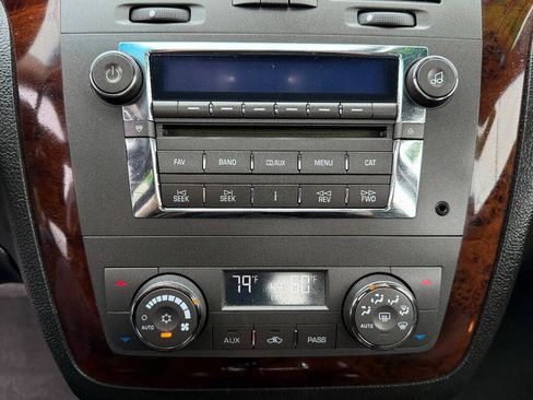 Used 2009 Cadillac DTS w/1SD image 25