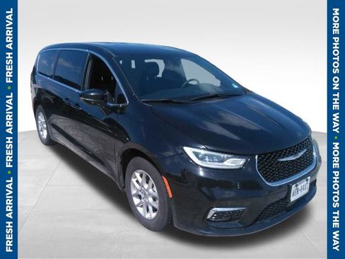 Used 2025 Chrysler Pacifica Select FWD image 1
