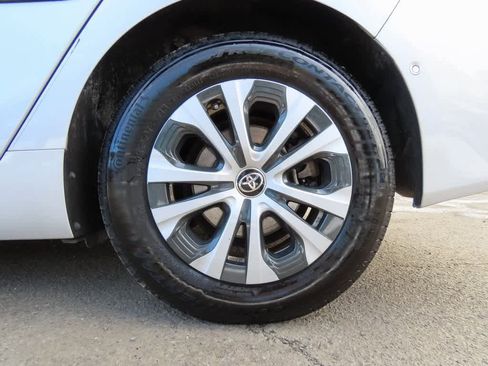 Used 2021 Toyota Prius XLE image 9