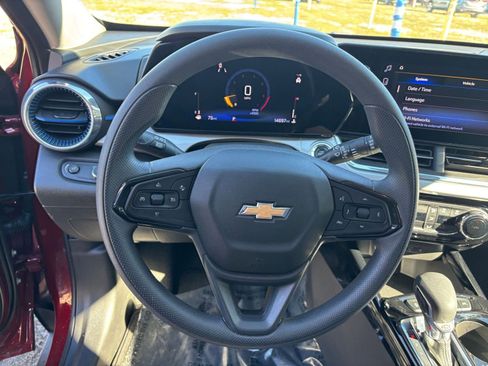 Used 2025 Chevrolet Trax LT image 28